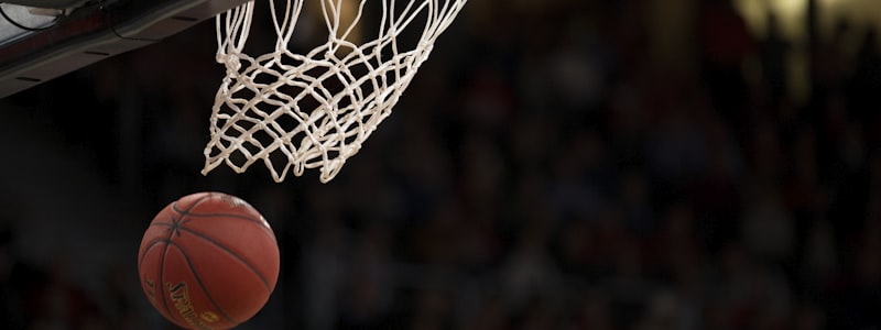 NG体育资讯板块 - 记者正在采访篮球明星的现场照片