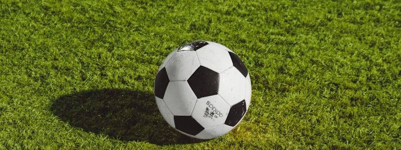 NG体育高清赛事直播画面 - 足球运动员在绿茵场上激烈拼抢的特写镜头